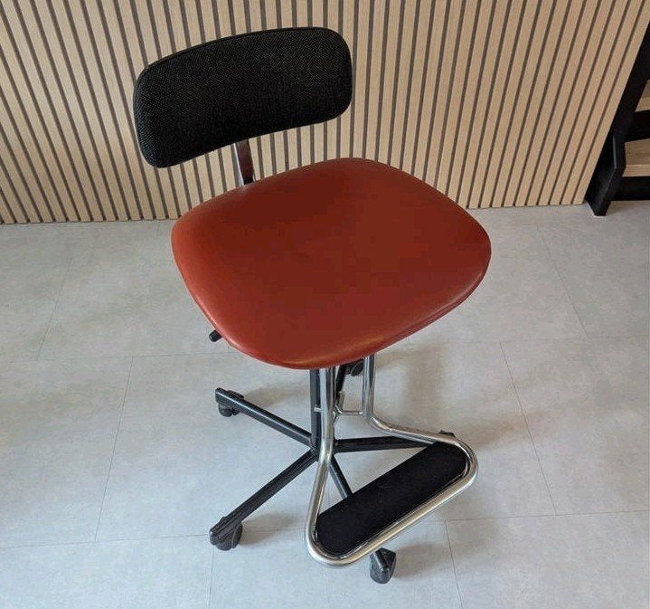 Retro Industriële Werkstoel / Barkruk + Rugleuning op Wiel, Huis en Inrichting, Barkrukken, Ophalen, Gebruikt, 60 tot 90 cm, Leer