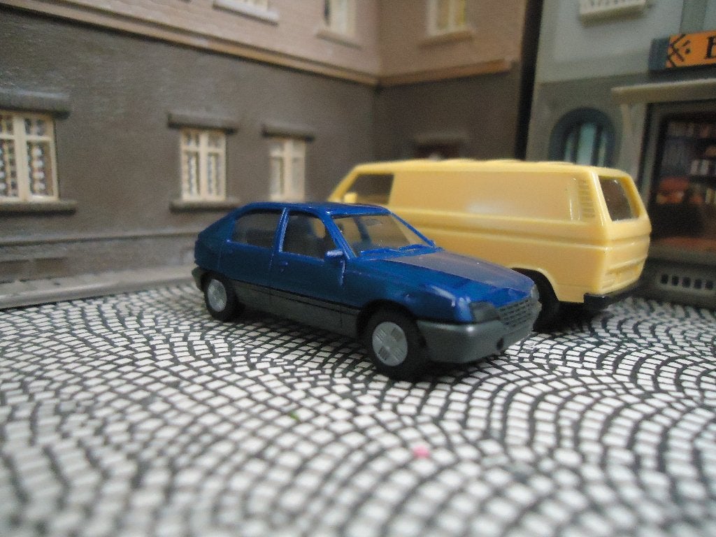 Opel Kadett E 5-deurs hatchback - Herpa donkerblauw, Ophalen of Verzenden, Zo goed als nieuw, Bus of Vrachtwagen, Herpa