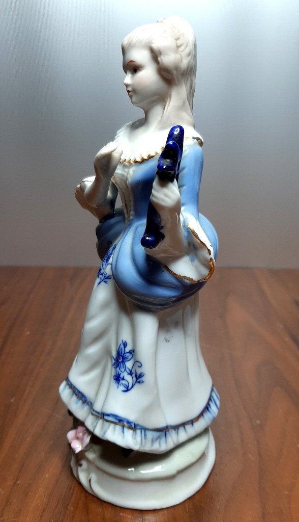Fraai porselein beeldje met een vrouwenfiguur met harp., Ophalen of Verzenden
