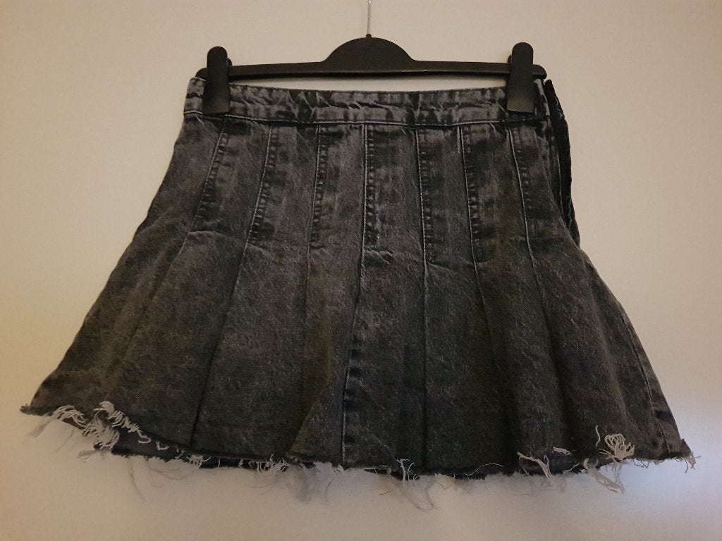 Spijkerrok met plooien -- maat XS / 34 -- Stradivarius, Zwart, Ophalen of Verzenden, Zo goed als nieuw, Maat 34 (XS) of kleiner