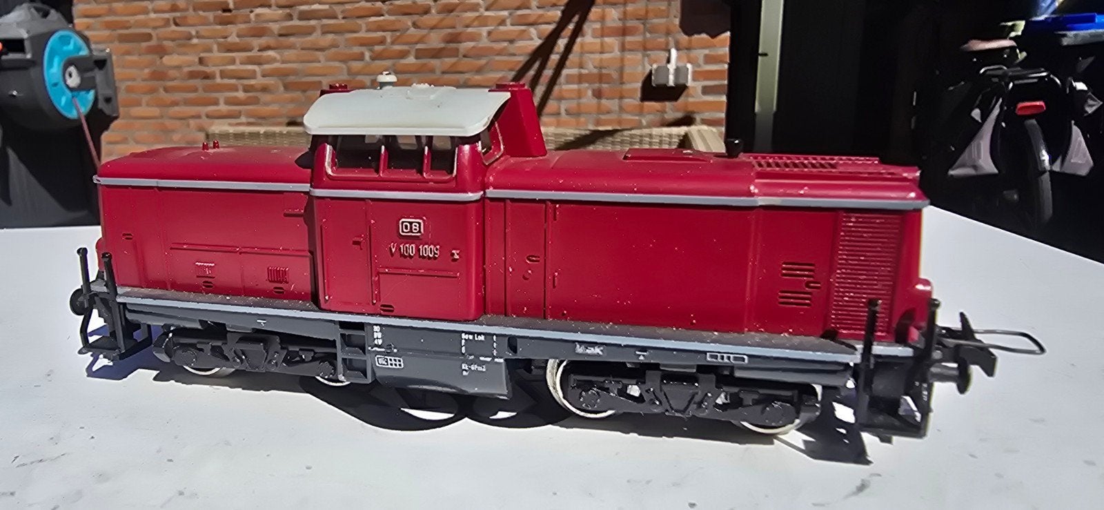 trix express H0 V100 diesellok rood, nette staat, Hobby en Vrije tijd, Gebruikt, Gelijkstroom, Trix, Wagon
