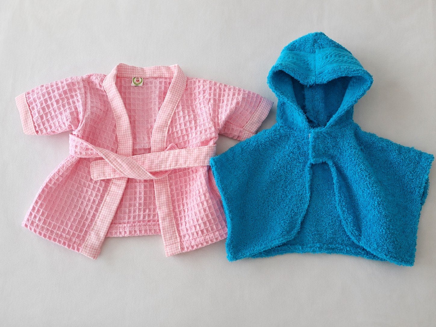 Badcape en badjas poppenkleertjes, Kinderen en Baby's, Speelgoed | Poppen, Ophalen of Verzenden, Zo goed als nieuw, Babypop