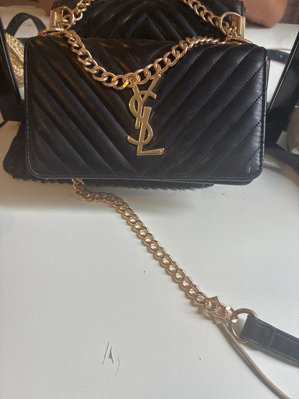 Zwarte schoudertas met goudkleurige ketting en YSL-logo, Ophalen of Verzenden, Gebruikt, Zwart, Schoudertasje