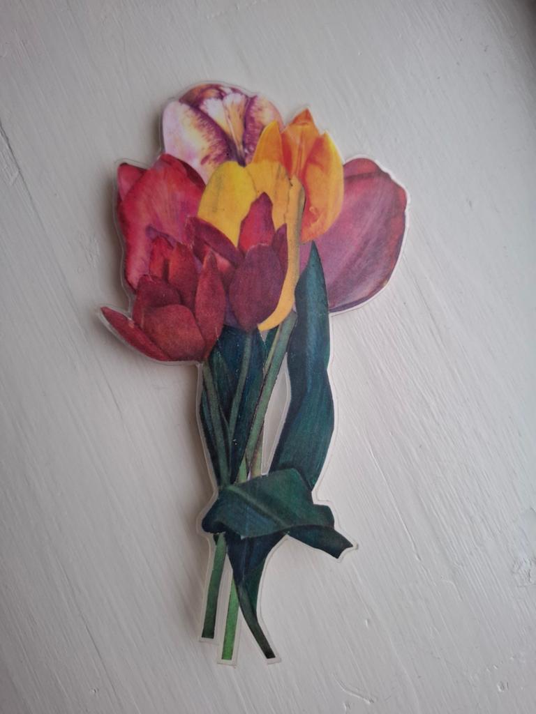 Grote broche met kleurrijke tulpenafbeelding, 10 cm of meer, Overige materialen, Gebruikt, Overige kleuren