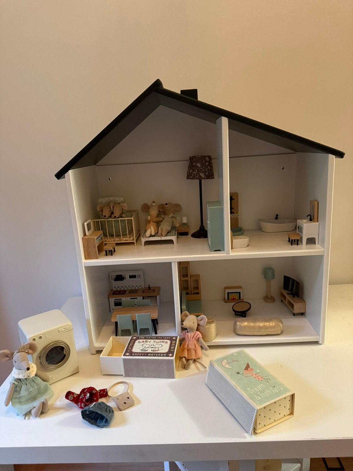 IKEA poppenhuis met originele Maileg muisjes & accessoires, Kinderen en Baby's, Speelgoed | Poppenhuizen, Ophalen, Zo goed als nieuw
