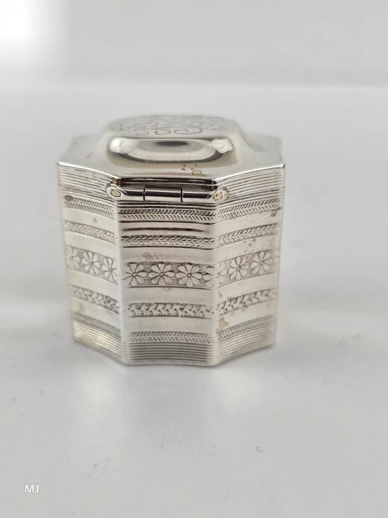 Zilveren lodereindoosje                                  Z37, Antiek en Kunst, Ophalen of Verzenden, Zilver