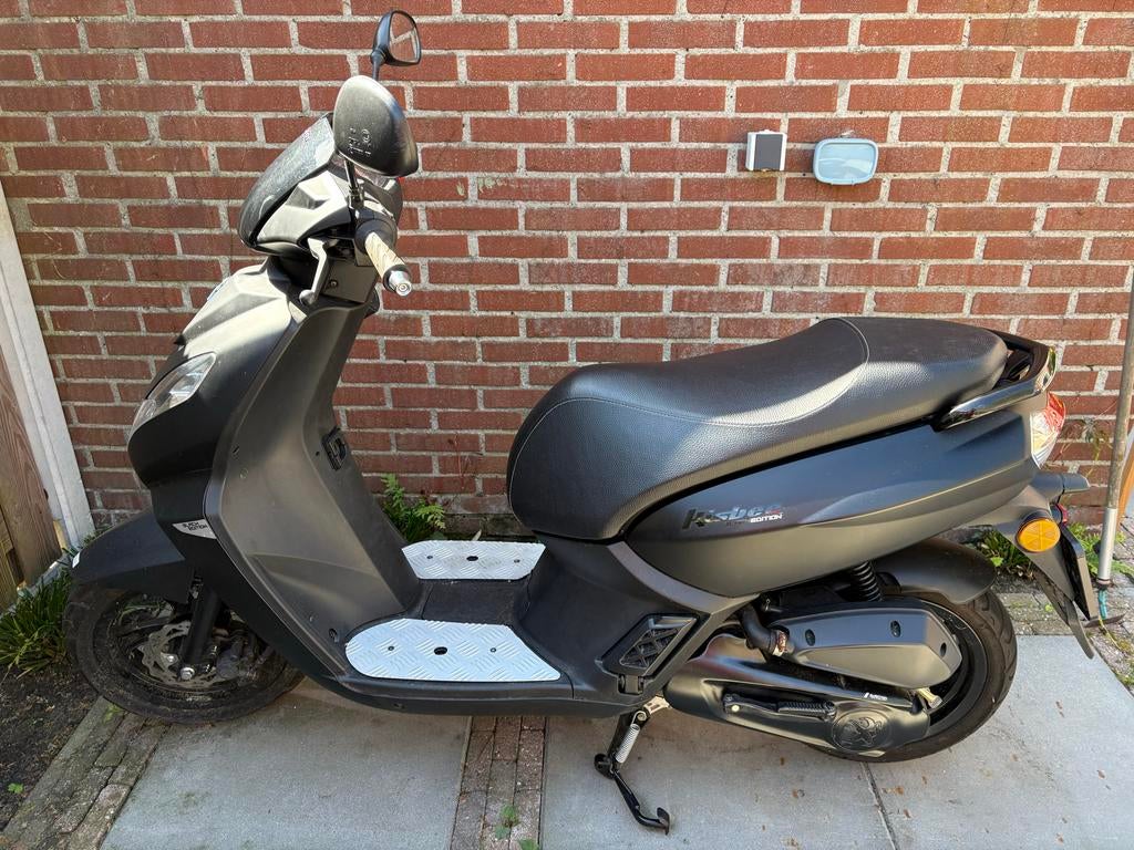 Peugeot Kisbee Black Edition Scooter, Fietsen en Brommers, Ophalen, Zo goed als nieuw, Benzine, Peugeot