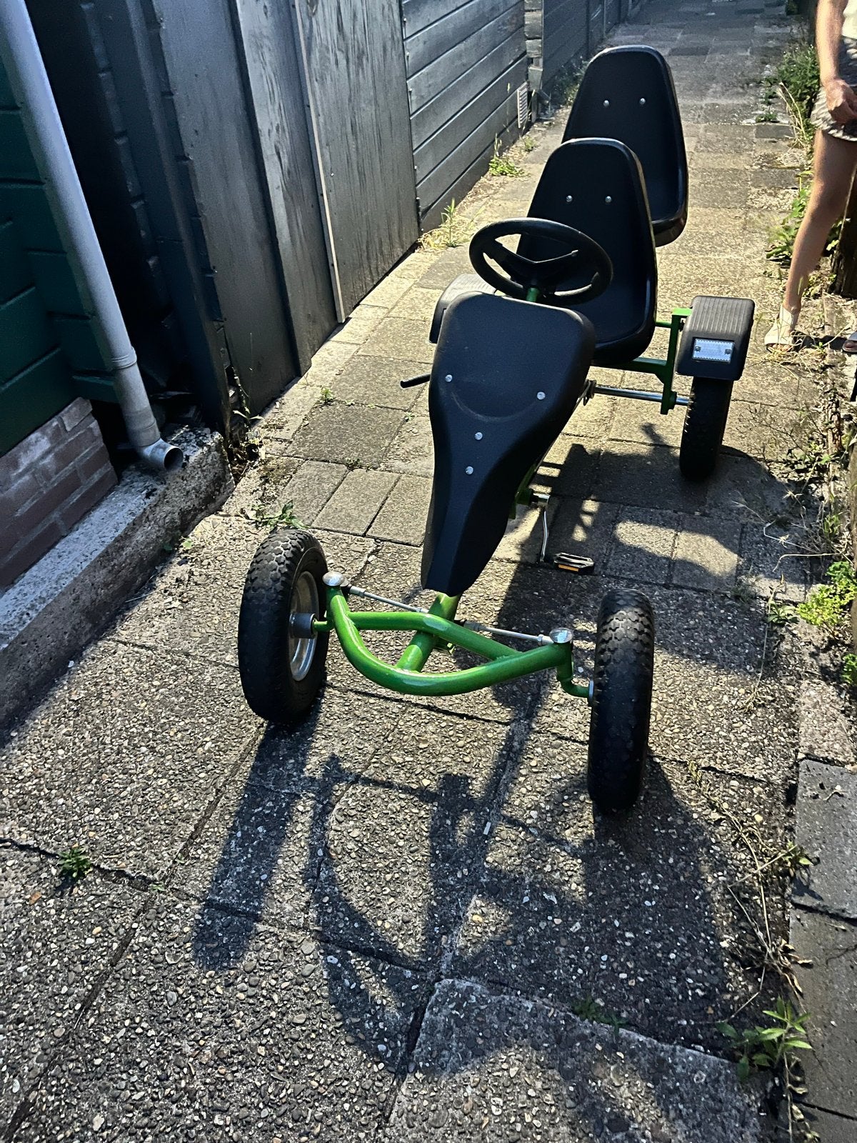 Groene skelter met twee zitplaatsen, Ophalen, Gebruikt, Terugtraprem, Verstelbare zitting