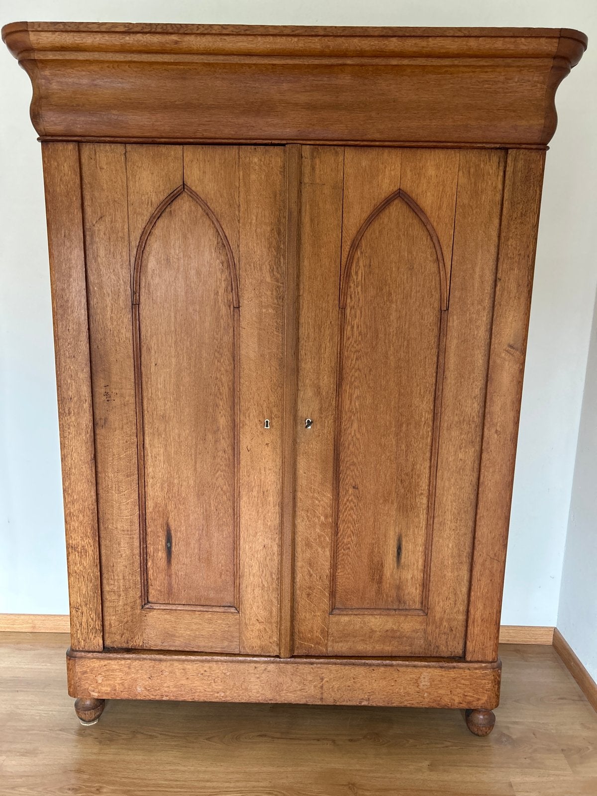 Antieke houten kast met gotische details, Ophalen of Verzenden