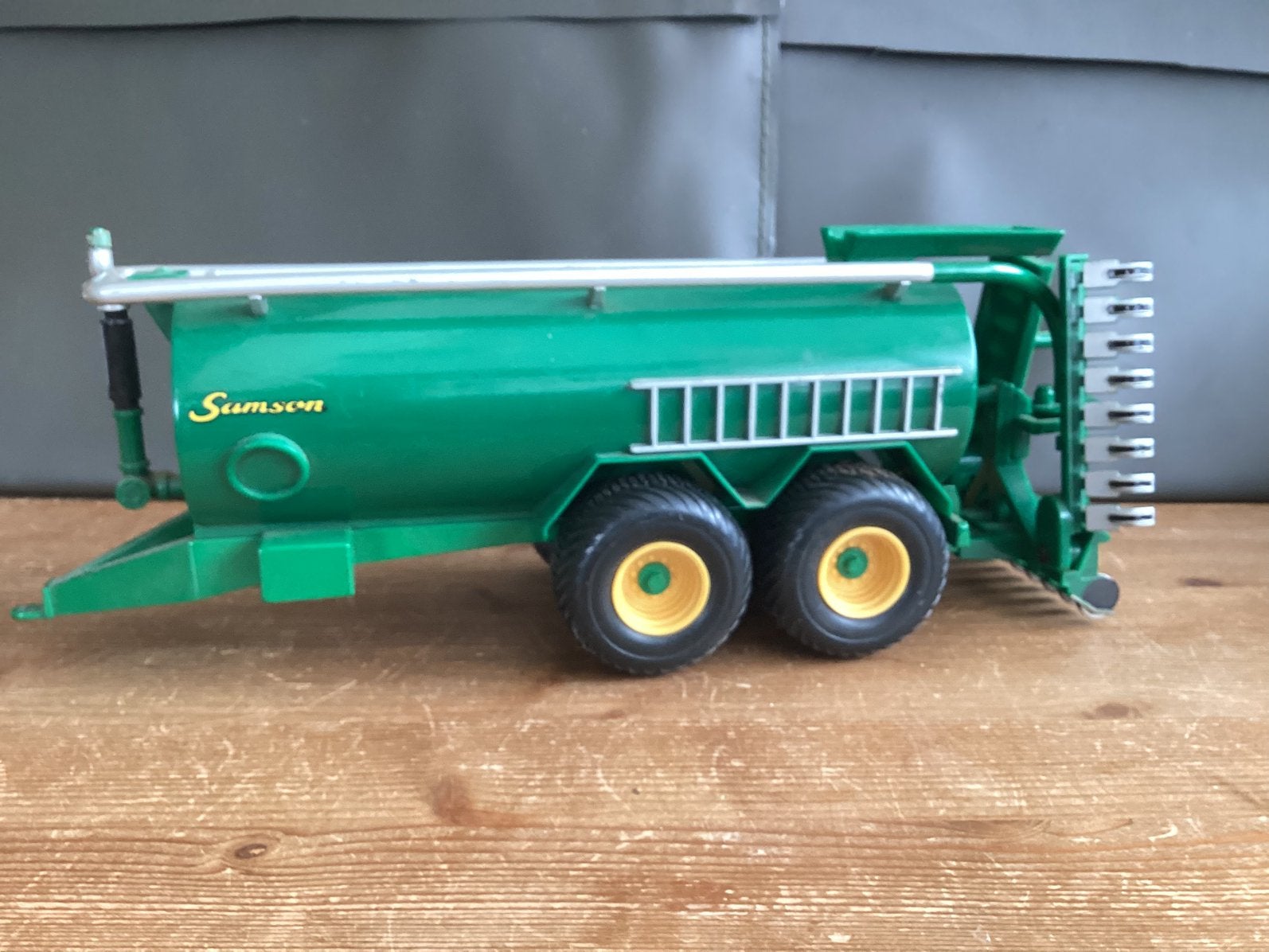 Giertank samson, Hobby en Vrije tijd, Modelauto's | 1:32, Ophalen of Verzenden, Zo goed als nieuw, Tractor of Landbouw, Overige merken