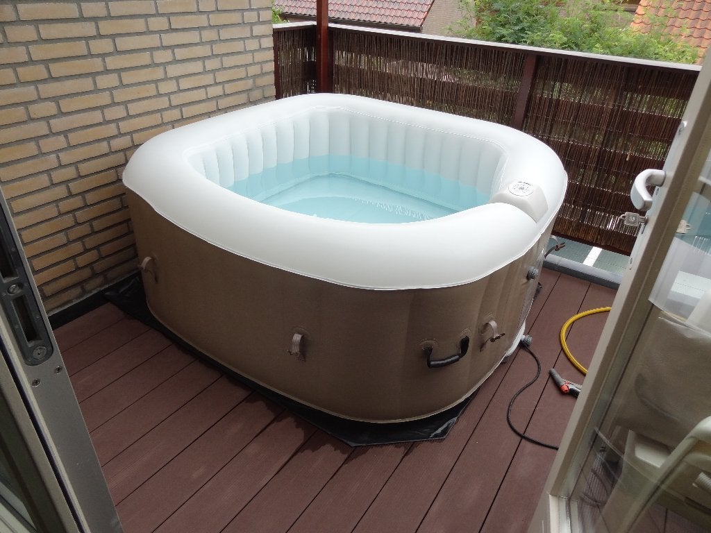 Opblaasbare Jacuzzi / Bubbelbad / Hottub, Tuin en Terras, Ophalen, Zo goed als nieuw, Afdekzeil, Opblaasbaar