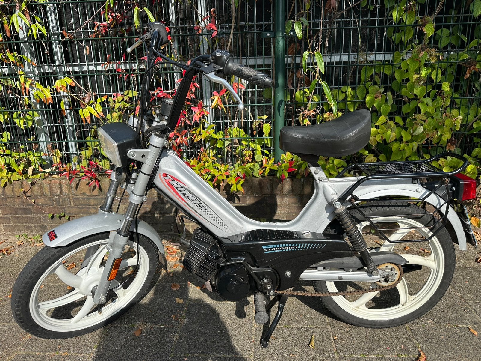 Tomos snorbrommer start in 1x met helm rijdt goed, Ophalen, Zo goed als nieuw, Overige typen