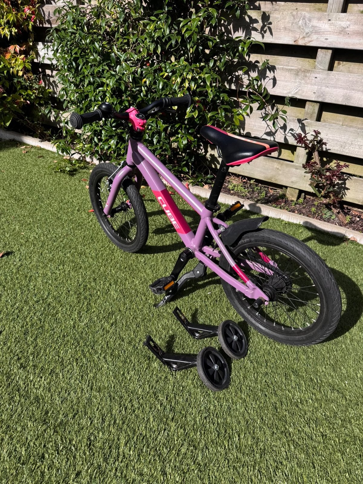 Cube 160 kinderfiets met zijwieltjes - Zo goed als nieu, Fietsen en Brommers, Ophalen, Zijwieltjes, 16 tot 20 inch, Velgrem