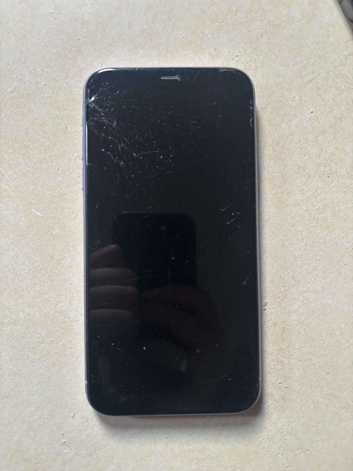 iPhone 11 Paars - Scherm beschadigd, Telecommunicatie, Mobiele telefoons | Apple iPhone, Paars, 64 GB, Zonder simlock, Niet werkend
