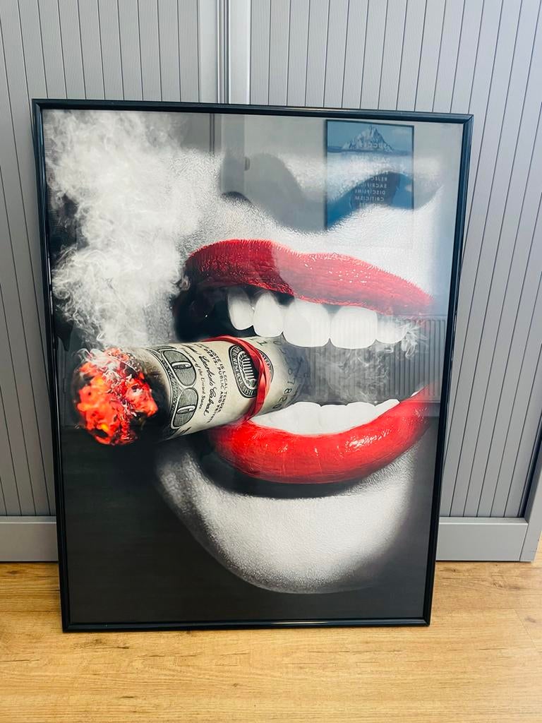 Modern Kunstwerk: Vrouw met Dollar Sigaar - Ingelijst, Huis en Inrichting, Woonaccessoires | Schilderijen, Tekeningen en Foto's