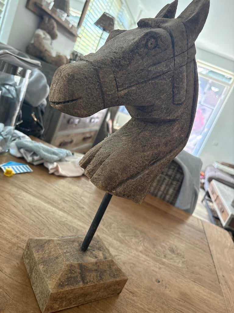 Stoer en sober Houten paardenhoofd sculptuur op sokkel, Ophalen of Verzenden, 20 - 50 cm, Beeld, Hout
