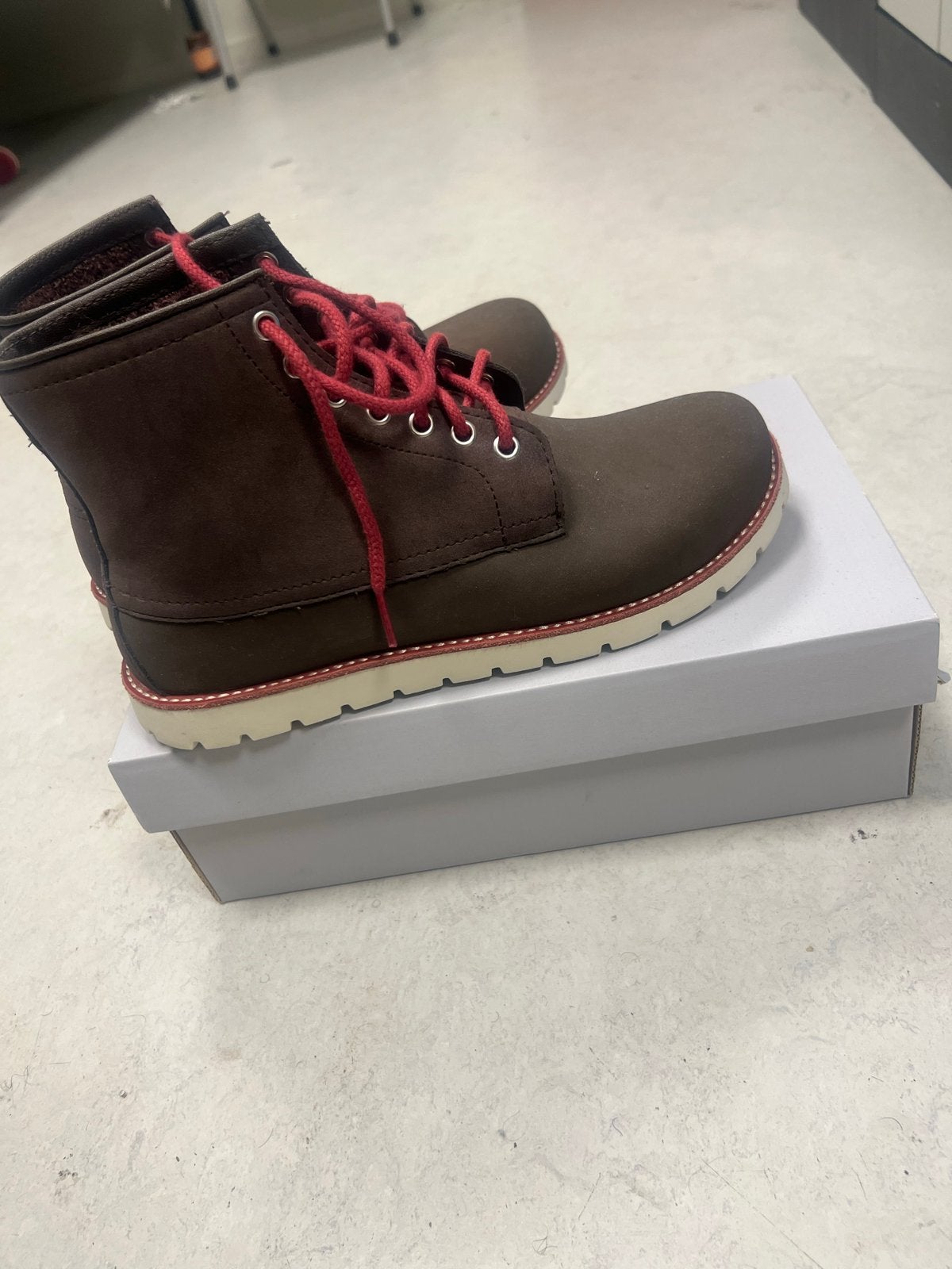 Bruine Crocs laarzen met rode veters, Ophalen of Verzenden, Nieuw, Bruin, Lage of Enkellaarzen