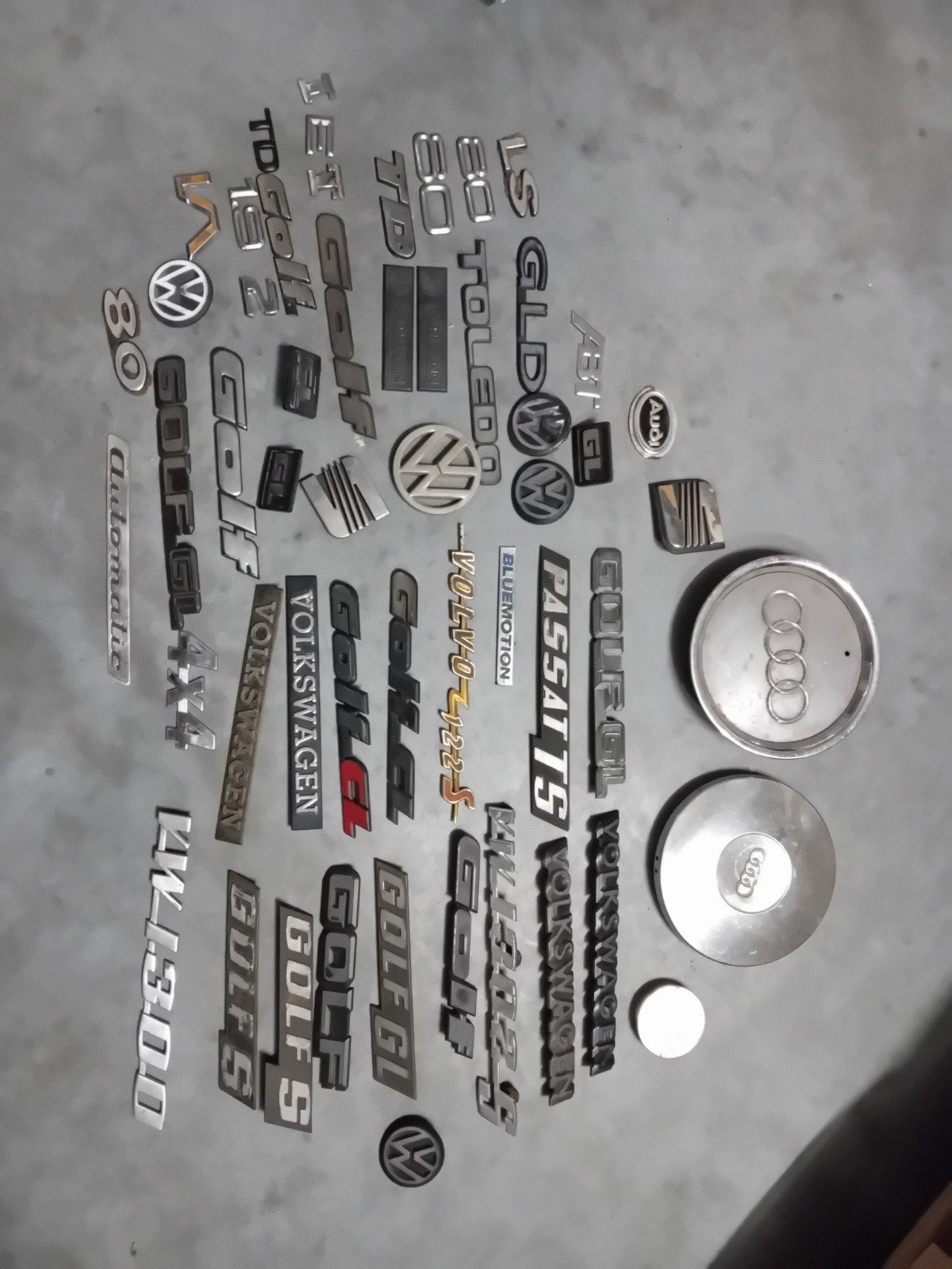 Doosje vol Auto Emblemen - VW, Audi, Seat, Golf, Passat, Ophalen of Verzenden