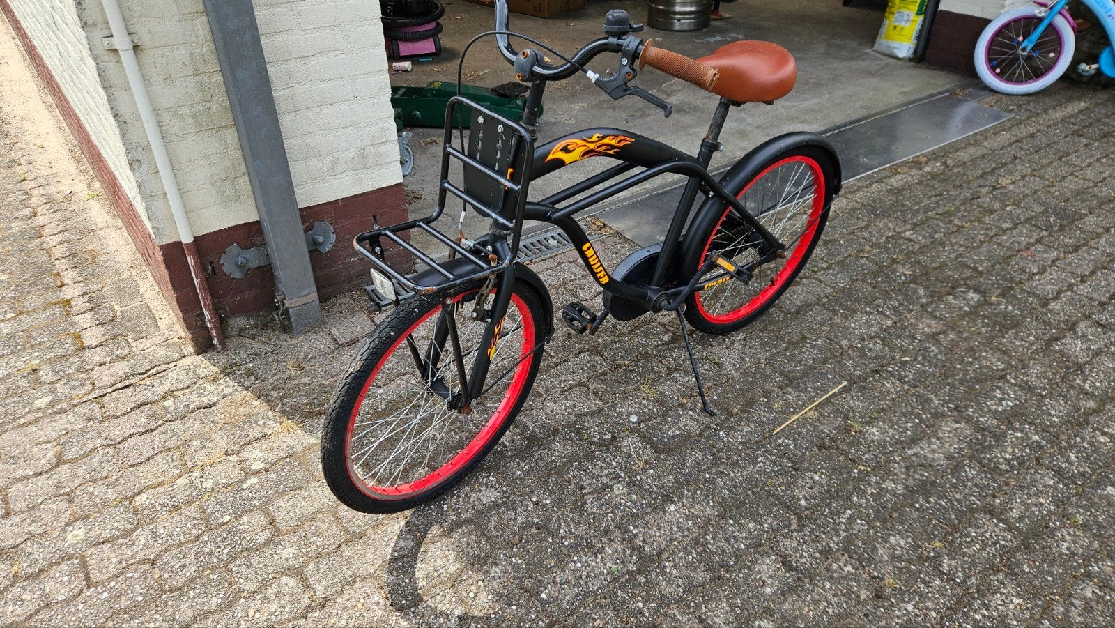 Stoere jongensfiets cruiserfiets met rode accenten 22 inch, Terugtraprem, Gebruikt, 53 tot 57 cm, Ophalen