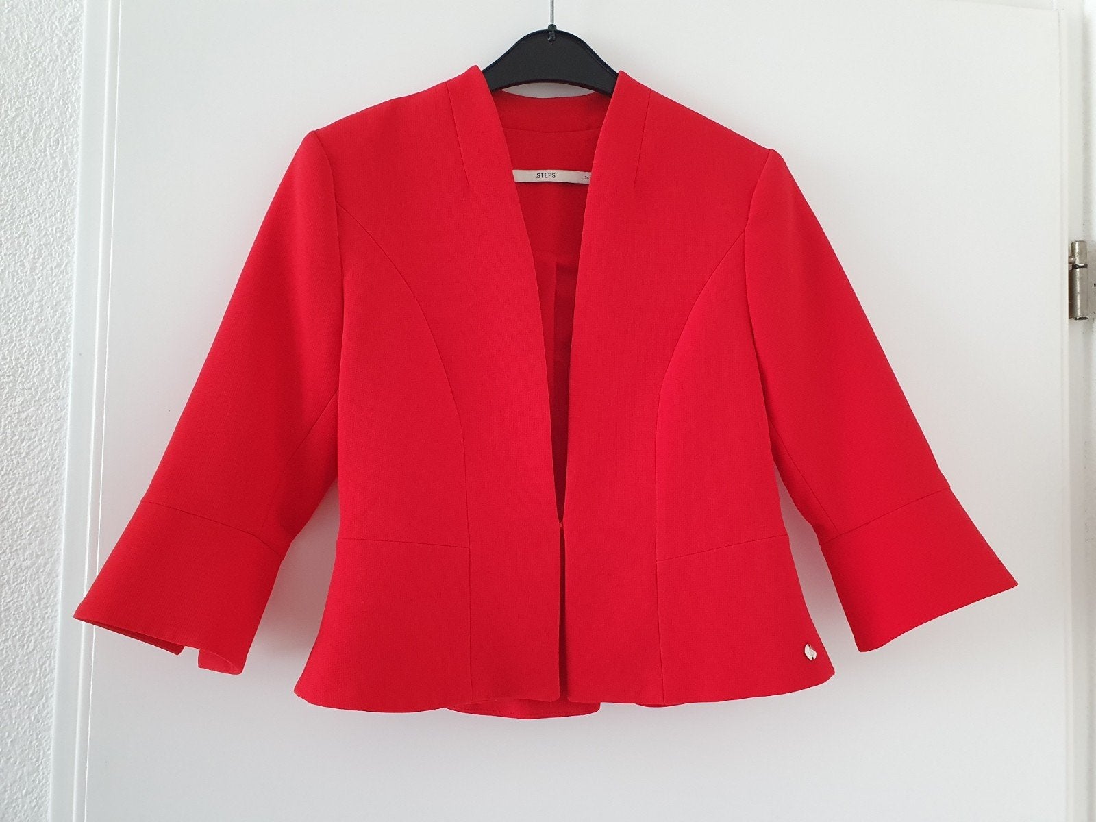Gaaf, sierlijk rood jasje, Steps, maat 34 maar valt als 36, Kleding | Dames, Ophalen of Verzenden, Zo goed als nieuw, Maat 34 (XS) of kleiner