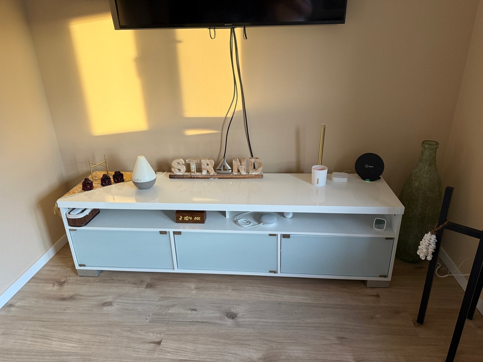 Wit glans TV meubel met melkglazen deurtjes (180x44x51), Ophalen, Gebruikt, 150 tot 200 cm, Glas