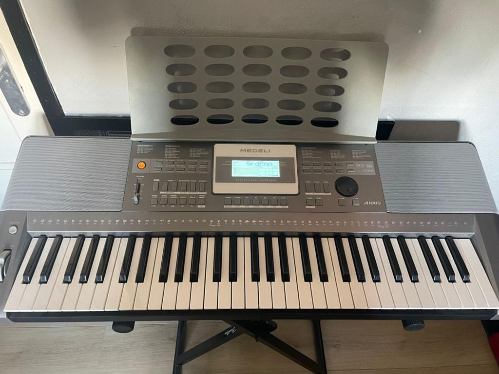 Medeli A100S Keyboard met standaard, Muziek en Instrumenten, Keyboards, Ophalen, 61 toetsen, Zo goed als nieuw, Medeli