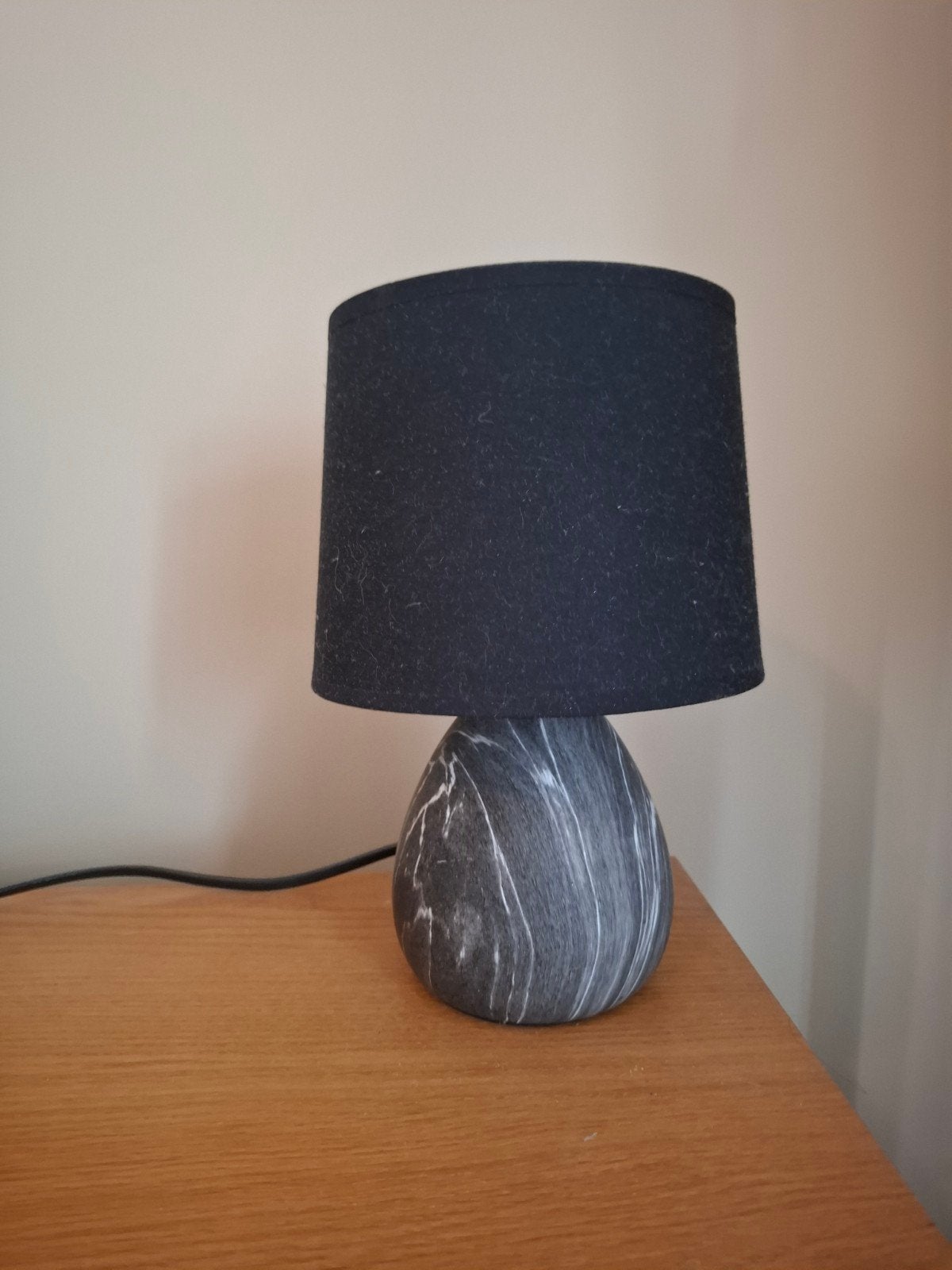 2 Lucide tafellampen/nachtlampen marmerlook met zwarte kap, E14 (klein), Ophalen of Verzenden, Zwart, Met kap