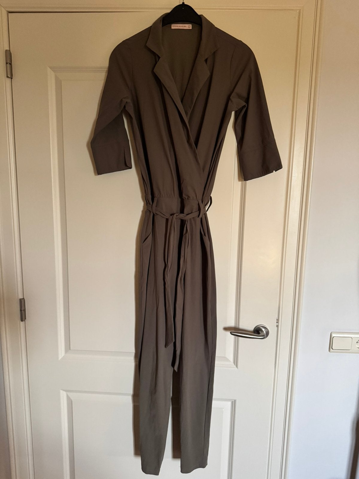 Studio Anneloes kaki jumpsuit maat L, Kleding | Dames, Jumpsuits, Ophalen of Verzenden, Zo goed als nieuw, Maat 42/44 (L), Groen