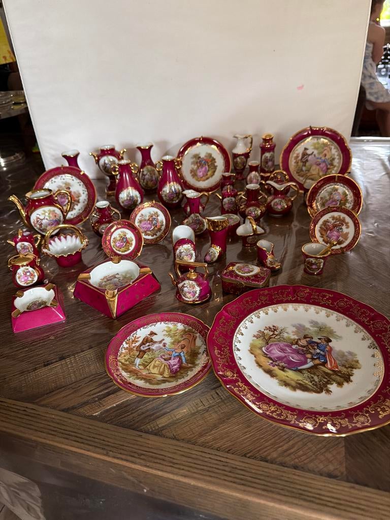 Miniatuur limoges porselein servies rood met goud 40 stuks, Ophalen of Verzenden