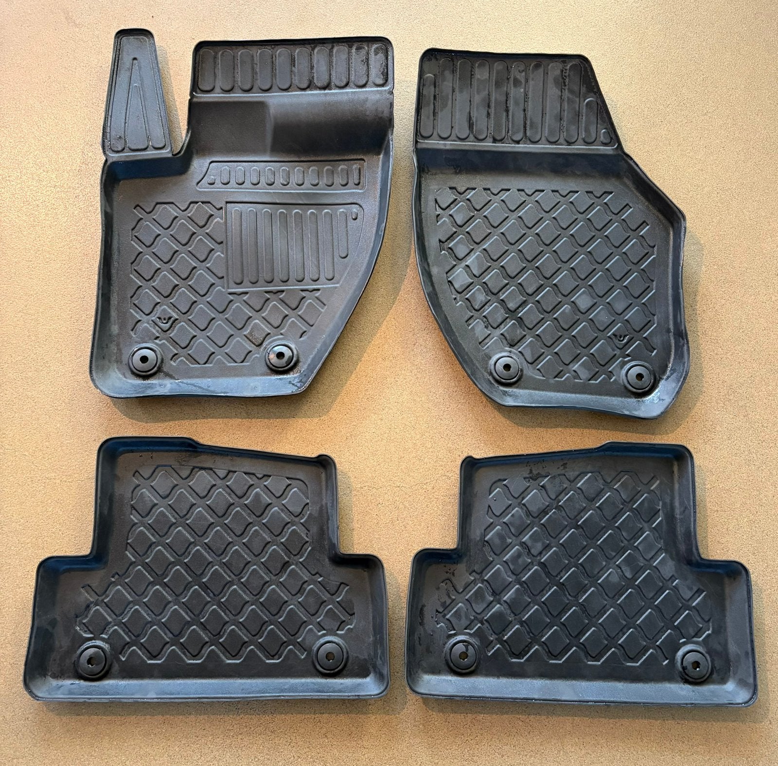 Rubberen set 4 vloermatten VOLVO V40 CC (2012-2019), Ophalen of Verzenden, Zo goed als nieuw