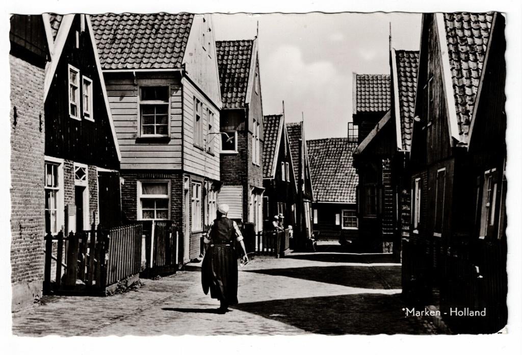 Marken 1960. In klederdracht door het Dorp., Verzamelen, Ophalen of Verzenden, 1940 tot 1960, Gelopen, Noord-Holland