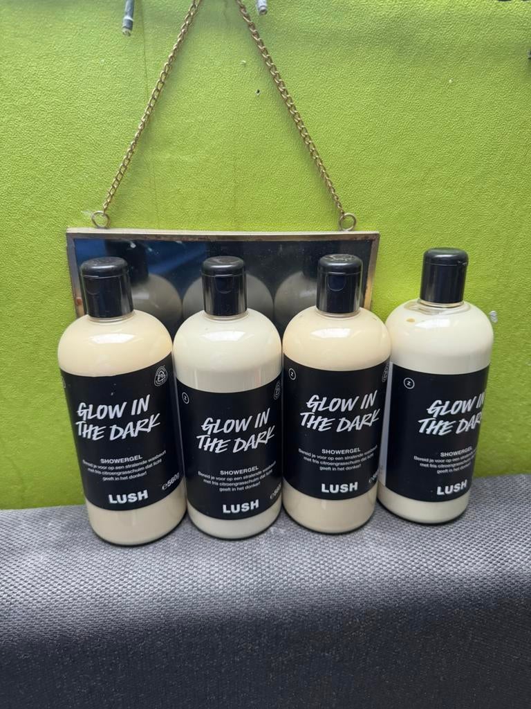 LUSH glow in the dark, Sieraden, Tassen en Uiterlijk, Uiterlijk | Lichaamsverzorging, Ophalen of Verzenden, Nieuw, Bad & Douche