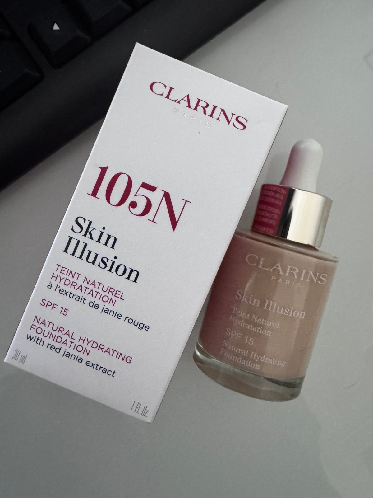 Nieuw clarins skin illusion 105N foundation, Gehele gezicht, Beige, Nieuw, Ophalen of Verzenden