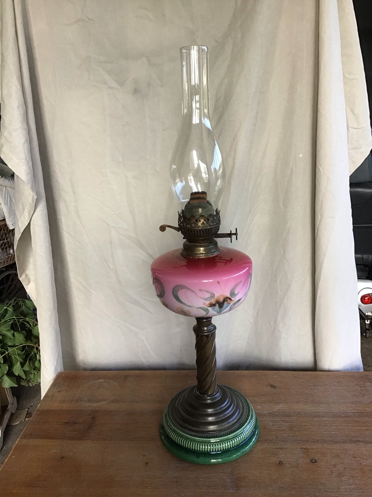 Antieke olielamp met roze glazen reservoir, 65 cm hoog, Ophalen