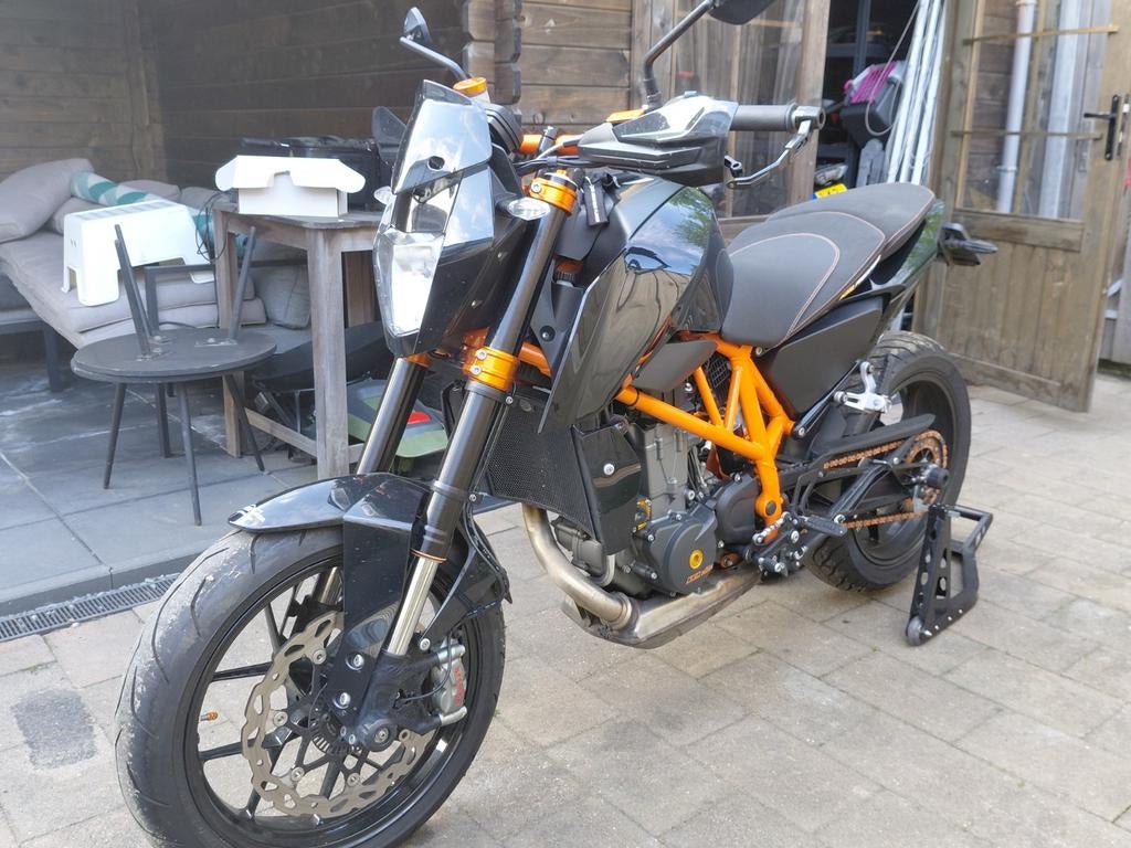 KTM Duke R 690 uit 2016 met Akrapovic en Powerparts, Motoren, Occasion, Particulier, 690 cc, Sportuitlaat