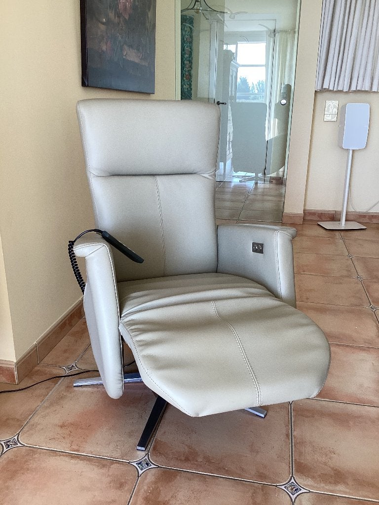 Prachtige Prominent sta-op stoel (senioren)SMAL, Huis en Inrichting, Fauteuils, Ophalen, Minder dan 75 cm, Leer, Zo goed als nieuw