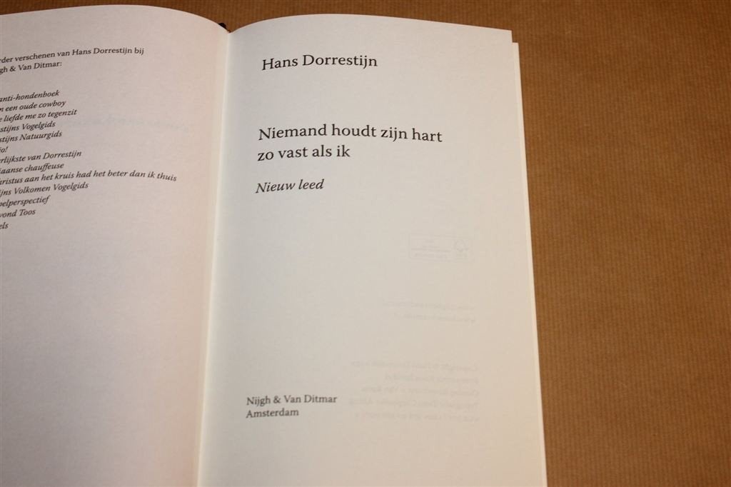 Niemand Houdt Zijn Hart Zo Vast — Hans Dorrestijn Humor, Ophalen of Verzenden, Zo goed als nieuw, Verhalen