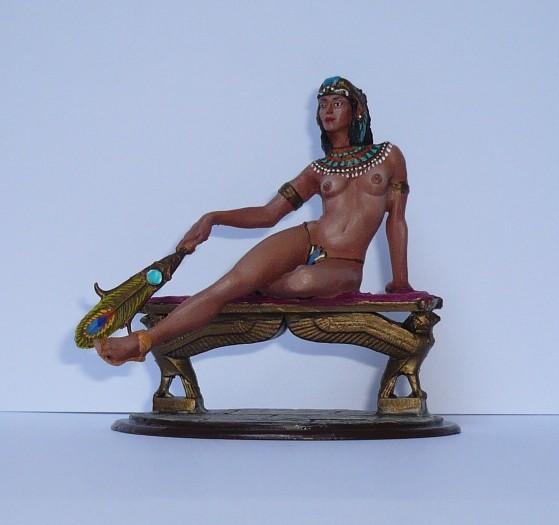 Tinnen figuur van grotendeels naakte Egyptische prinses, Ophalen of Verzenden, Zo goed als nieuw