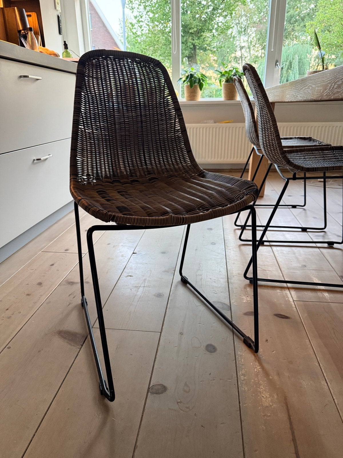 Sterke rieten eetkamerstoelen met zwart aluminium onderstel