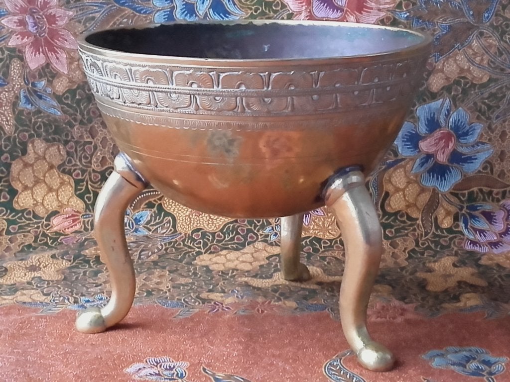 Mooie zware antieke Oosterse offerschaal van brons 20,4 cm.