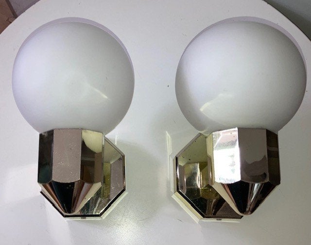 Vintage wandlamp witte bol; set van 2, Gebruikt, Ophalen of Verzenden, Goud, Glas
