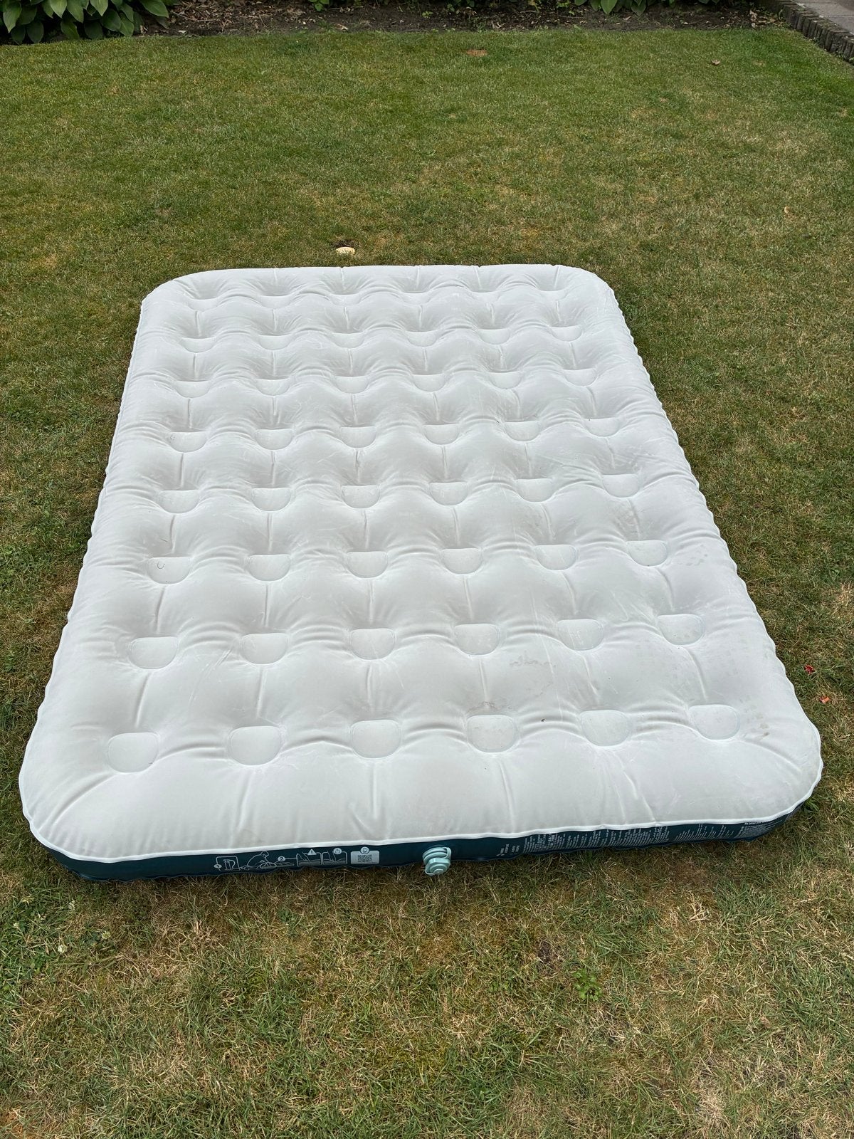 Quechua Luchtbed Air Basic 140x190x10cm, Caravans en Kamperen, Luchtbedden, Ophalen of Verzenden, Zo goed als nieuw, 2-persoons