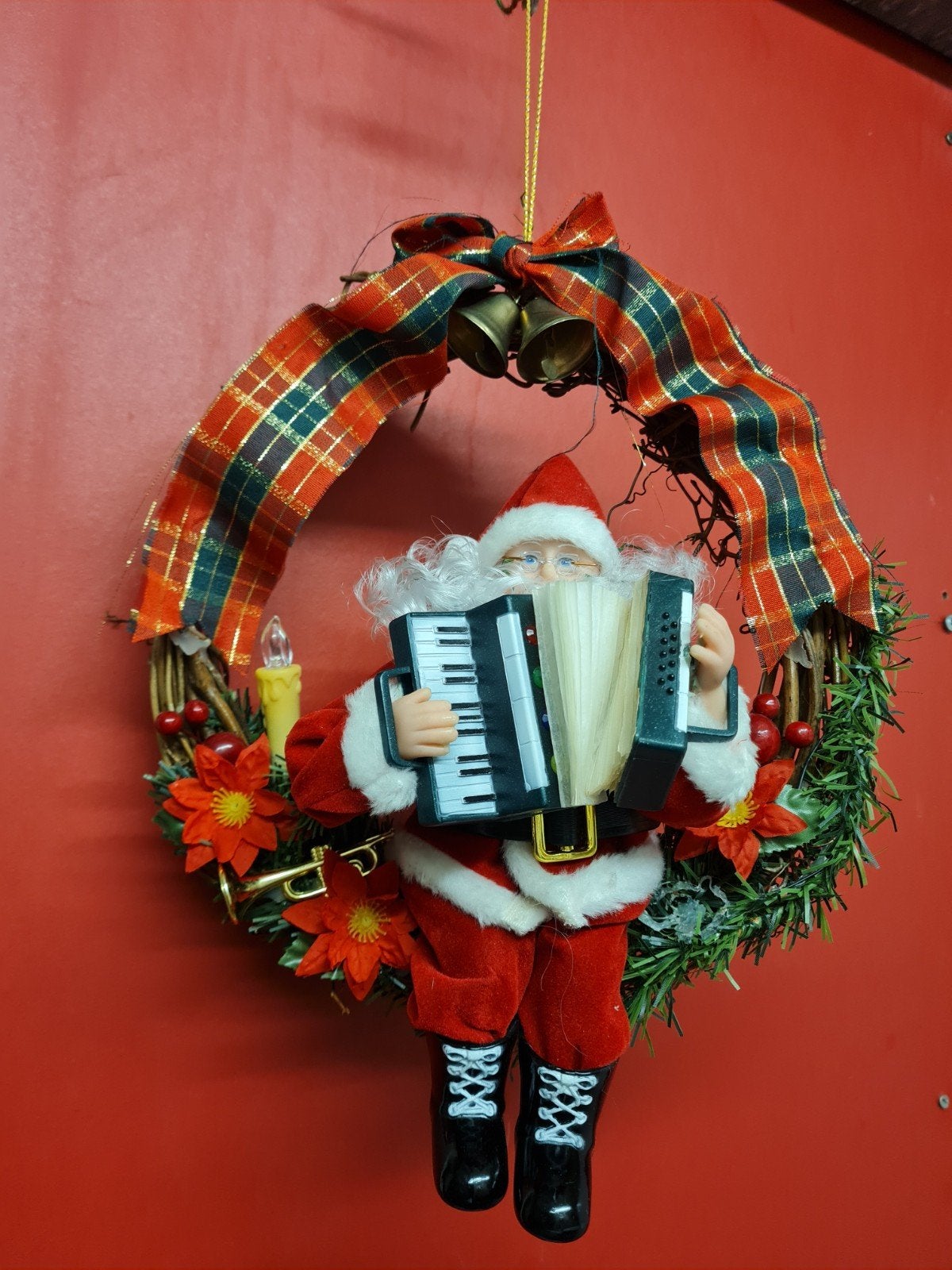 mooie kerstkrans met kerstman die muziek maakt. 1995., Ophalen of Verzenden
