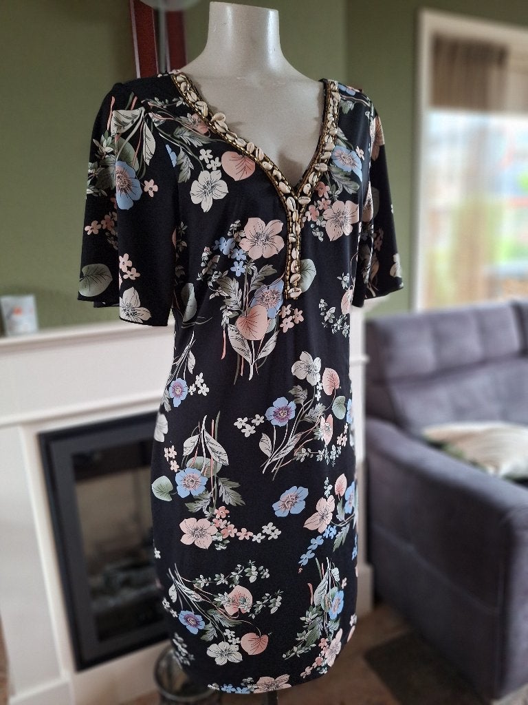 K-design lieflijk jurkje vergeet me nietjes en schelpjes L, Kleding | Dames, Jurken, K-design, Zwart, Maat 42/44 (L), Ophalen of Verzenden