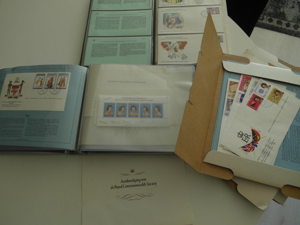 speciaalverzameling Royals Silver Jubilee op fdc's met info, Verzamelen, Ophalen, Kaart, Foto of Prent