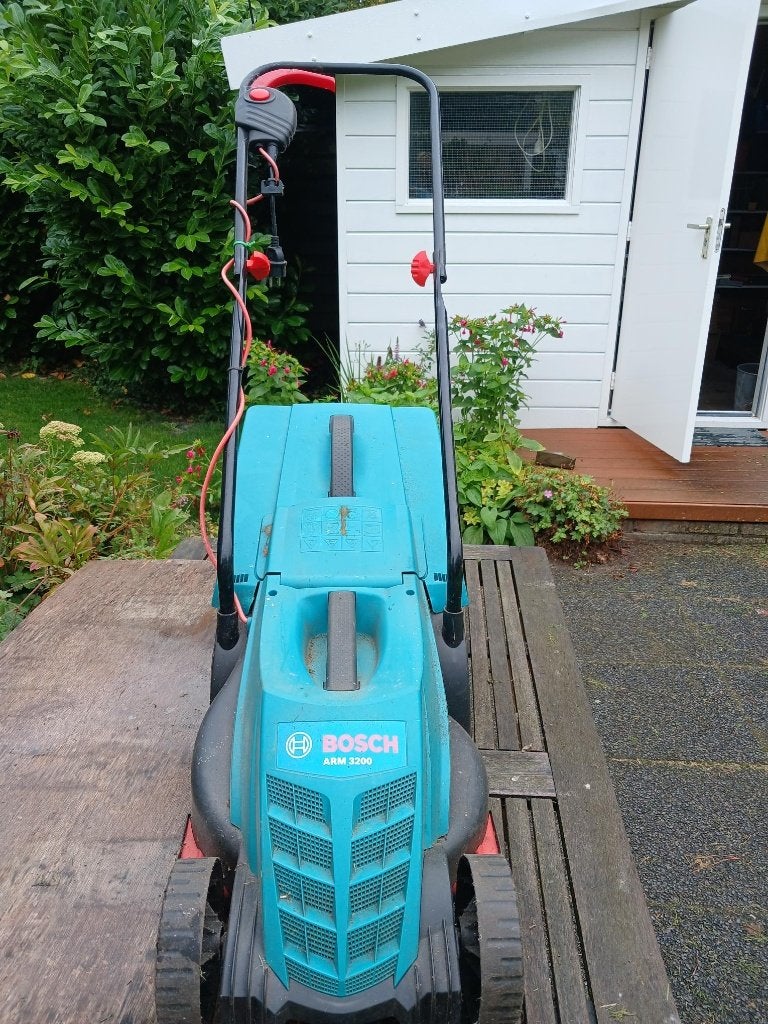 Grasmaaier Bosch ARM 3200, Tuin en Terras, Grasmaaiers, Ophalen, Gebruikt, Elektrische grasmaaier, 30 t/m 39 cm