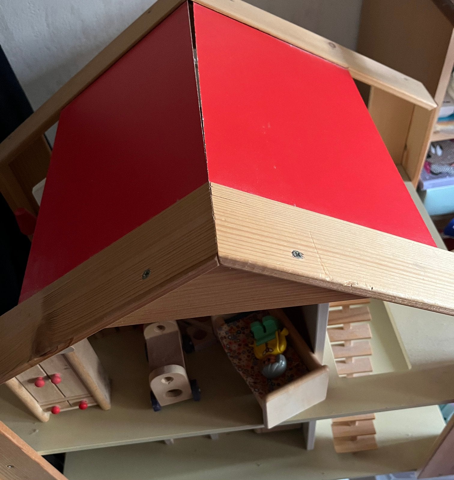 Houten Poppenhuis met meubeltjes, Ophalen, Zo goed als nieuw, Poppenhuis