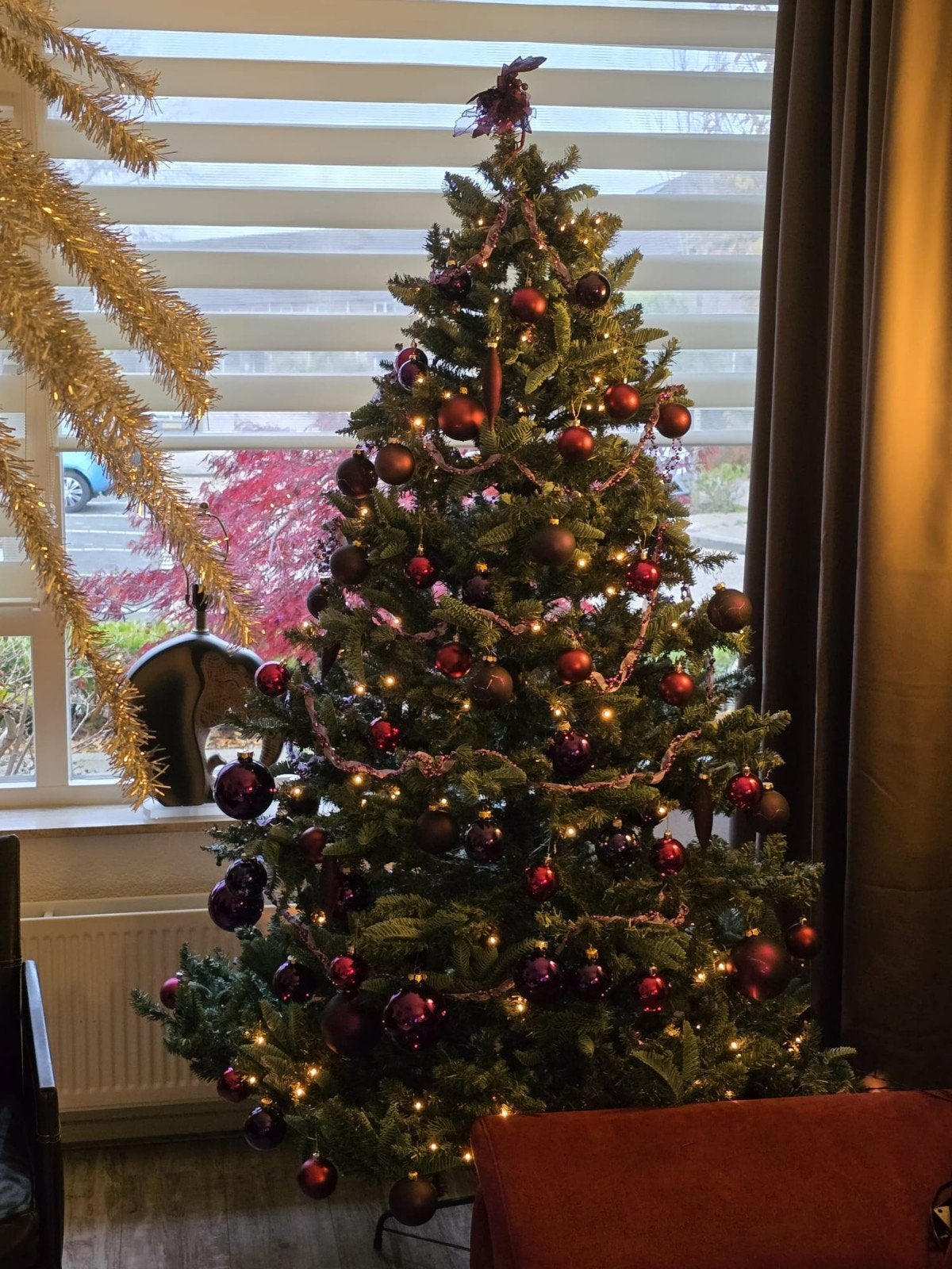 Volledig aangeklede kerstboom met paarse ballen en slingers, Ophalen, Gebruikt