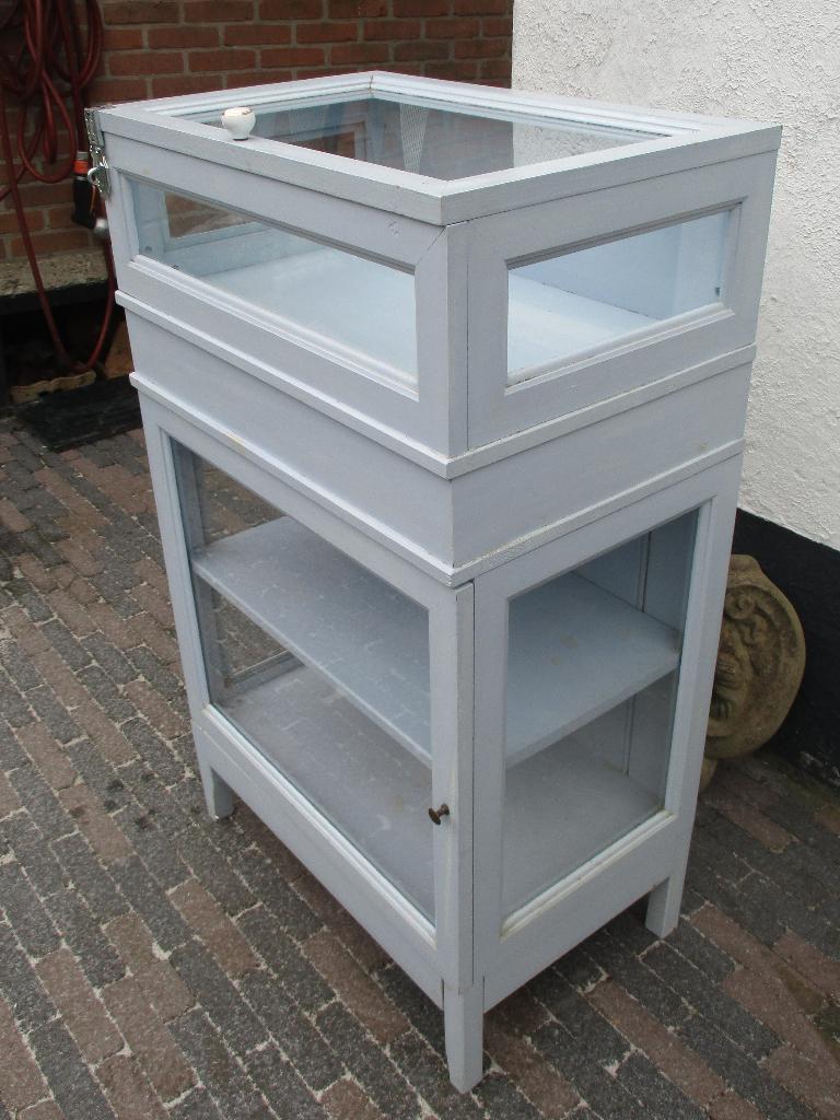 Vintage vitrinekast vitrinekastje toonbank lichtblauw, Ophalen, Gebruikt, Met deur(en), 100 tot 150 cm