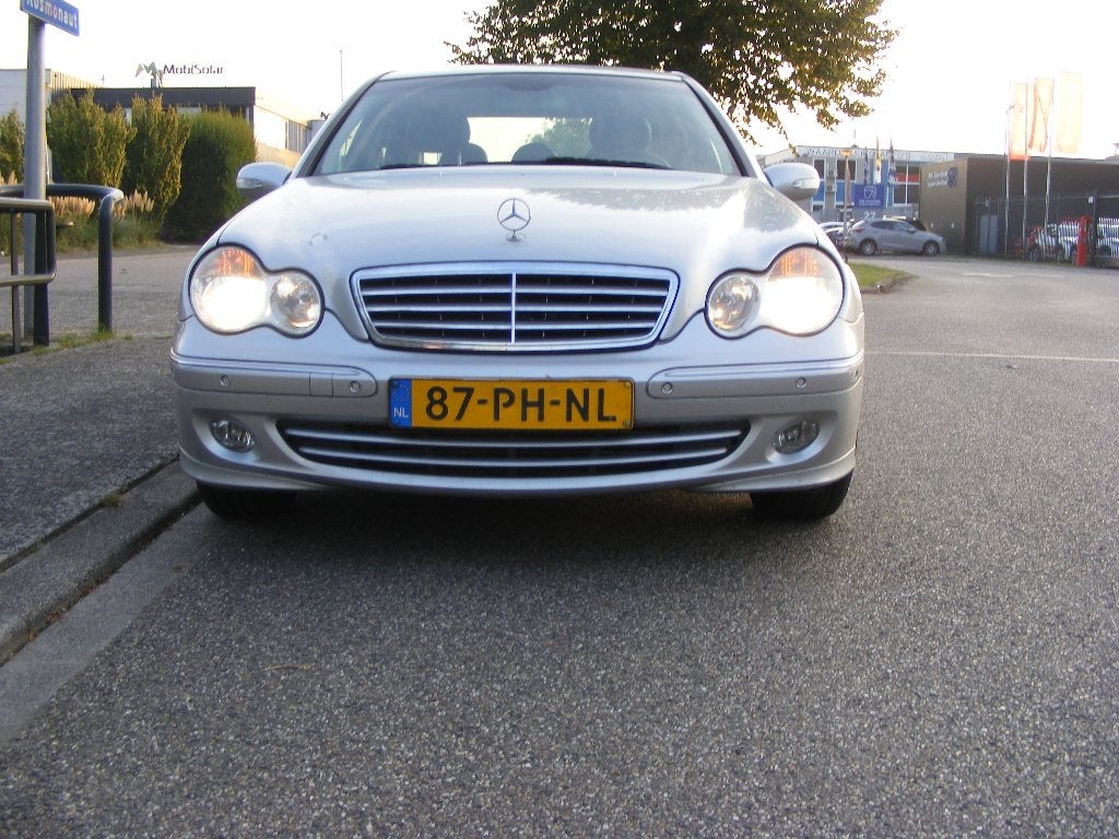 Mercedes-Benz C-Klasse 1.8 C180 Kompr Sedan AUT 2004 Grijs, Auto's, Automaat, Achterwielaandrijving, Zwart, 1796 cc